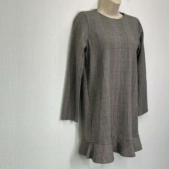 Zara - Houndstooth Plaid Long Sleeve Ruffle Bottom Mini Dress Size Medium - Picture 4 of 12